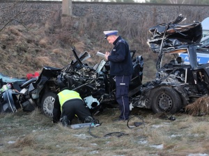 Tragedia pod Kutnem. Młoda kobieta z dwójką dzieci wjechała pod pociąg