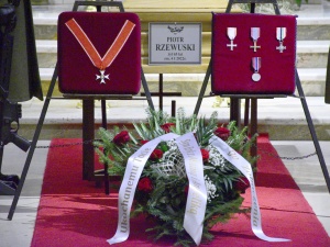 [Fotorelacja Tomasza Gutrego] Piotr Rzewuski, działacz podziemnej Solidarności, spoczął na Powązkach