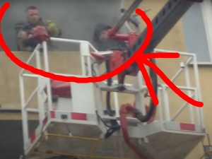 [WIDEO] Bohaterski strażak przerywa milczenie. Uratował z pożaru dzieci, oddając maskę. Sam trafił do szpitala