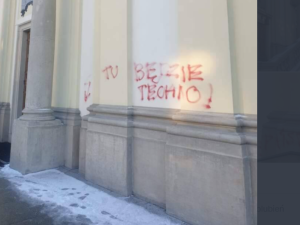 Warszawa: Jest decyzja sądu ws. mężczyzny, który zniszczył elewację Kościoła św. Krzyża
