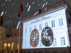 [FOTO] Za wolność nasza i waszą. Orzeł Biały z Pogonią na litewskim pałacu prezydenckim