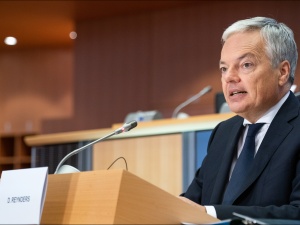 Unijny komisarz o polityce wobec Polski: Musimy wywierać tę presję