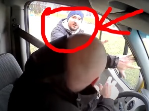 [VIDEO] Rozpoznajesz tego mężczyznę? Kolejny brutalny napad na kierowcę furgonetki fundacji Pro-Prawo do życia
