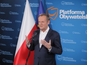 Tusk obiecał wyborcom PO, że odwiedzi wszystkie powiaty. Dziennikarz TVP to sprawdził