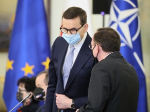 [Wywiad] Premier: Tusk patrzy na gazowy pistolet przystawiany przez Putina i udaje, że to pistolet na wodę