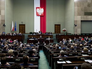 Radio ZET: „MF pracuje nad zmianami, by posłowie nie stracili na Polskim Ładzie”. Politycy PiS odpowiadają