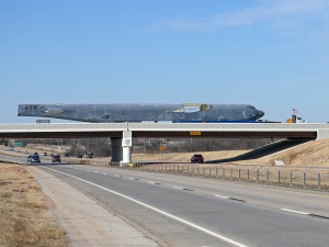 [wideo] Robi wrażenie! USA: Ciężarówka wiozła 48-metrowy bombowiec przez… 1600 km!