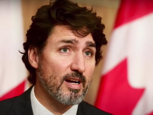 Premier Kanady Justin Trudeau musiał uciekać ze stolicy przed „Konwojem wolności”. Teraz obraża protestujących