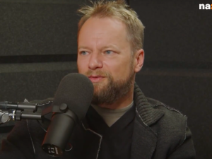 „Możemy sobie lepiej wyobrazić, jak to było 60 lat temu”. Stuhr porównuje sytuację na granicy do „denuncjowania” Żydów [WIDEO]