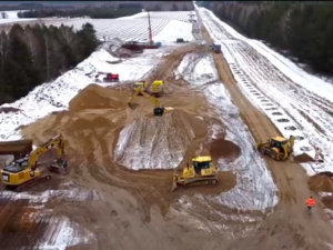 [WIDEO] Tak powstaje zapora na polsko-białoruskiej granicy. Straż Graniczna publikuje nagranie