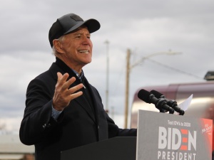 Joe Biden nie powinien przyjmować komunii świętej. Biskup Thomas krytycznie o katolikach popierających aborcję