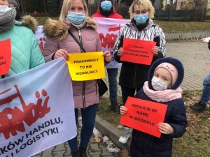 Protest związkowców w Cieszynie. Supermarket ogłosił się dworcem autobusowym, by ominąć ustawę o ograniczeniu handlu w niedziele