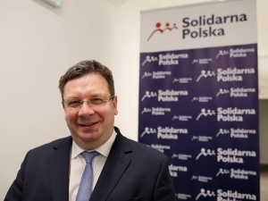 „Nie ma jednego standardu unijnego”. Wójcik krytycznie o polityce Unii i projekcie prezydenta