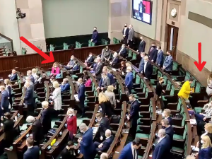 „Wstyd”. Posłowie Lewicy siedzieli, a cześć posłów KO wyszła z sali podczas uczczenia pamięci „Łupaszki”