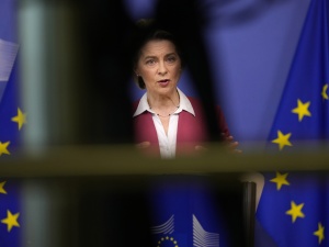 Czy Komisja Europejska oczekuje rozwiązania polskiego Trybunału Konstytucyjnego?