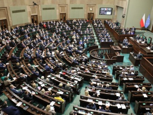 [najnowszy sondaż] PiS ucieka Koalicji Obywatelskiej, 6 partii w Sejmie