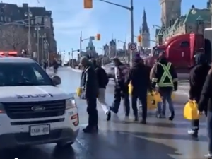 [wideo] Władze w Kanadzie aresztują za pomoc protestującym. Tak zareagowali mieszkańcy