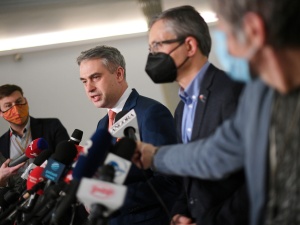 „Niedzielski uległ presji antyszczepionkowców”. Gawkowski krytykuje ministra i mówi, co ten powinien zrobić
