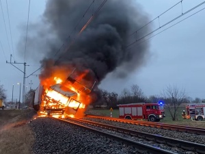 [wideo] Wielkopolska: Groźny wypadek na przejeździe kolejowym. Pociąg i ciężarówka stanęły w płomieniach