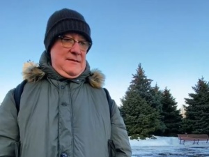 [wideo] Rosyjski vloger prosił przechodniów o słowa dla młodego pokolenia. Trafił na polskiego dominikanina. Film ma już 8,5 mln wyświetleń