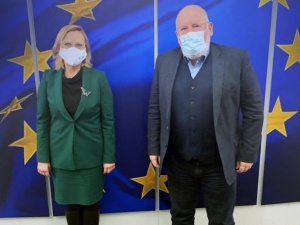 „Trzeba skorygować nadużycia handlu emisjami”. Polska minister klimatu rozmawiała z Fransem Timmermansem