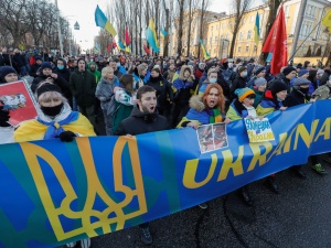 „Nie ma potrzeby, aby pakować walizkę i dokądś wyjeżdżać”. Ukraina nie wprowadzi na razie stanu wojennego