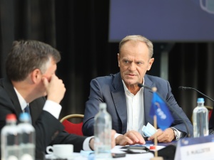 Tusk zdenerwowany na marszałka Grodzkiego za jego podróż? Internauci przypomnieli mu Peru