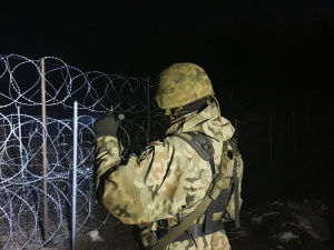 Polskie służby na granicy z Białorusią znów obrzucone kamieniami