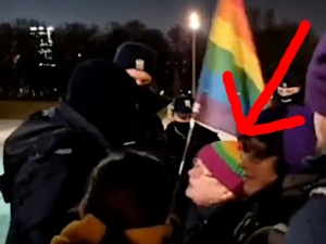 [WIDEO] Niedoszła Warszawianka Roku „Babcia Kasia” w szale obraża policjanta. „Prezydencie Trzaskowski, jest Pan dumny?”