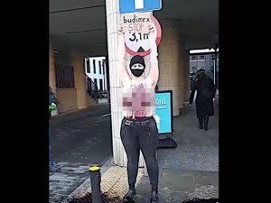 Nagi biust przed siedzibą Budimexu. Radykalne „ekolożki” protestują przeciwko budowie zapory na granicy [WIDEO]