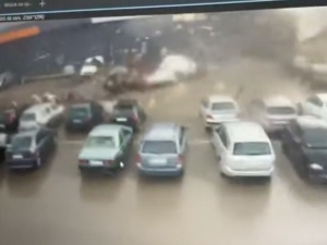 Kraków: Silny wiatr zerwał dach z Biedronki. Łowcy Burz opublikowali nagranie [WIDEO]