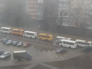 [wideo] Donieck: Wyją syreny obrony cywilnej, ogromne kolejki do stacji paliw i bankomatów, podstawiono autobusy do ewakuacji