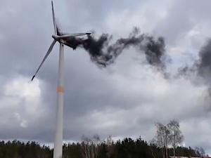 „Wyraźnie promieniuje zielonym ładem”. Awaria turbiny wiatrowej. Szyderstwa internautów [WIDEO]