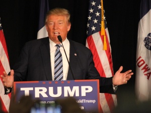 Newsmax: Platforma społecznościowa Trumpa Truth Social od poniedziałku na App Store