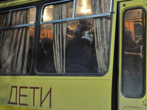 „Od prawie dwóch dni są bez jedzenia i snu w nieogrzewanych autobusach”. Ciężki los przymusowo ewakuowanych z Donbasu