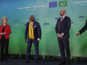 [WIDEO] Niecodzienna sytuacja na szczycie UE–Unia Afrykańska. Szefowa KE zignorowana, musiał interweniować prezydent Francji
