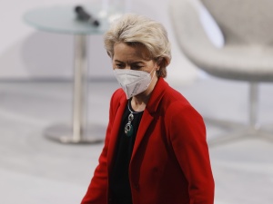 „Der Spiegel” pisze o Polsce: „Von der Leyen nie chce prowokować Warszawy”