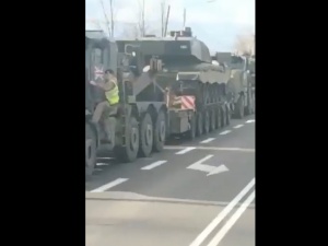 Kolumna wojskowego sprzętu w Polsce. Internauta opublikował nagranie z DK10 [WIDEO]