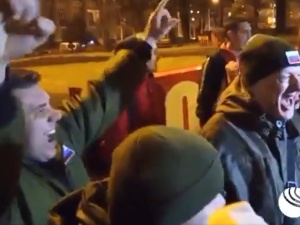 Mieszkańcy Doniecka świętują uznanie przez Putina, ale… nawet w rosyjskiej TV widać, że niezbyt licznie [WIDEO]