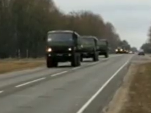 [wideo] Pojazdy wojskowe przemieszczają się z białoruskiego Brześcia w kierunku Ukrainy