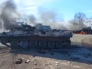 Ukraińcy mieli zniszczyć rosyjską kolumnę wojskową. Jest film [Uwaga! WIDEO 18+]