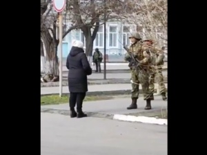Dramatyczne nagranie z południa Ukrainy. „Odważna kobieta otwarcie pyta rosyjskiego żołnierza…” [WIDEO]