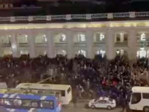 Protesty w Rosji przeciwko wojnie z Ukrainą. Zatrzymano ponad tysiąc osób [WIDEO]