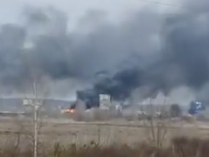 Płonie kolumna rosyjskich pojazdów w pobliżu lotniska w Hostomlu. Walki nadal trwają [WIDEO]