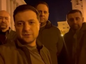 [wideo] „Premier minister tut, prezydent tut”. Zełenski obala rosyjską dezinformację o ucieczce z Kijowa