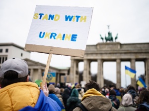 Politico: Niemcy dopiero dziś wysłały Ukrainie obiecane 5 tys. hełmów. Powód długiego oczekiwania szokuje