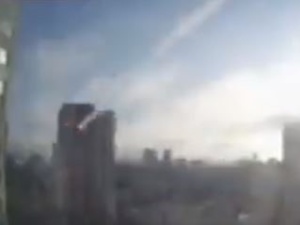 [VIDEO] Rosyjski pocisk trafił w blok mieszkalny w Kijowie. Dramatyczne nagranie