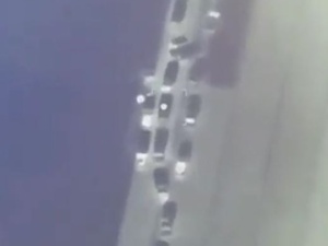 [video] Witamy w piekle!. Tak dron od Turcji zrzucił bomby niszcząc rosyjską kolumnę wojskową