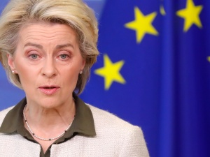 Szefowa KE: UE po raz pierwszy sfinansuje zakup i dostawę broni do zaatakowanego kraju