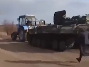 Najpierw Romowie, a teraz rolnicy kradną Rosjanom transportery opancerzone? Na ukraińskim Twitterze szaleją traktory [WIDEO]